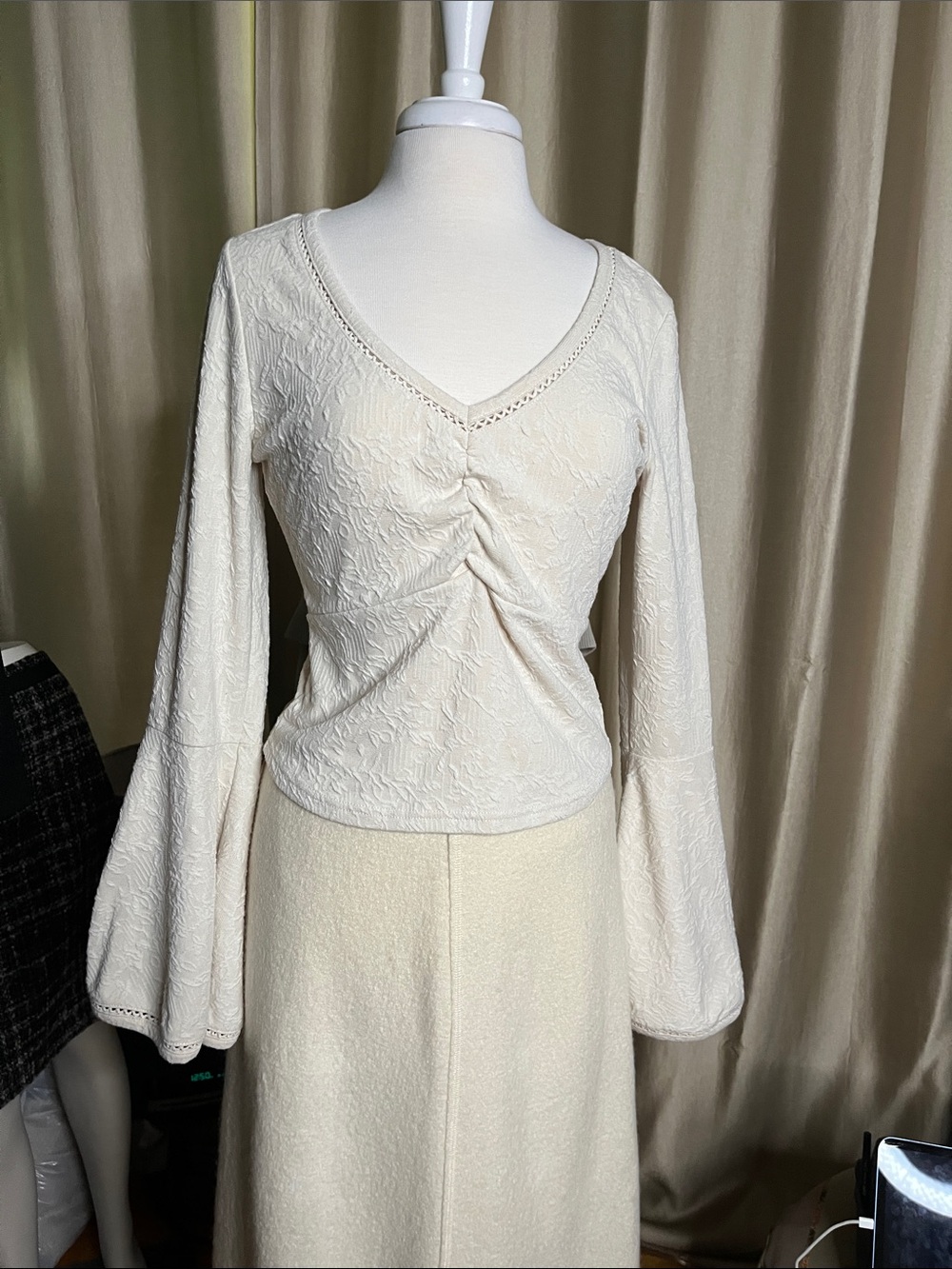 Shyanne blouse cropped bell sleeve to Large